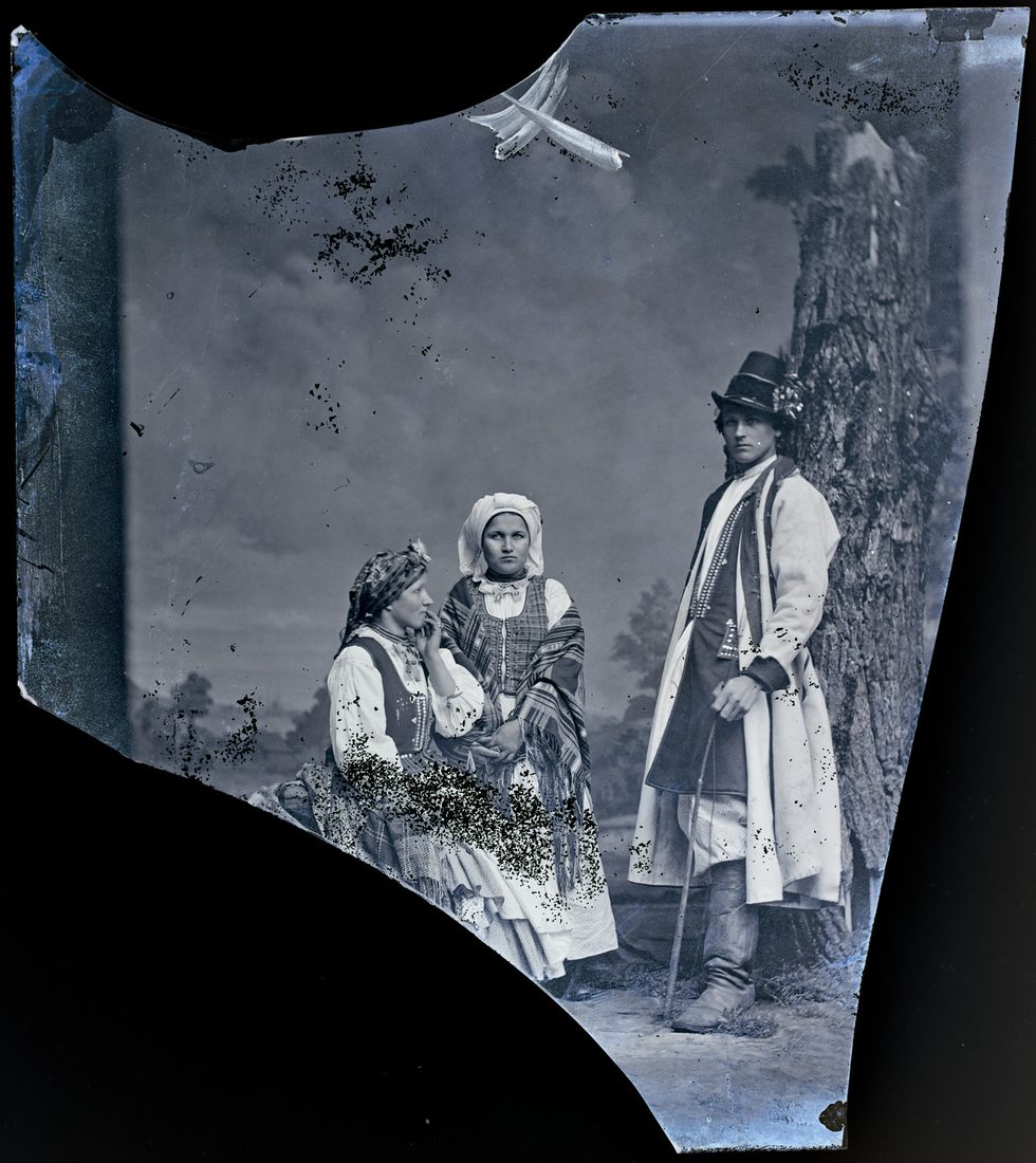Mężczyzna i dwie kobiety w strojach ludowych, portret, 1867–1880